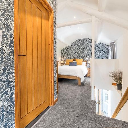 The Black Dog Apartment Dalton in Furness Kültér fotó